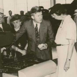 Eleanor-Roosevelt in auto shop