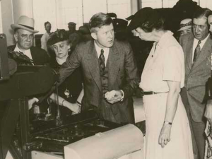 Eleanor-Roosevelt in auto shop